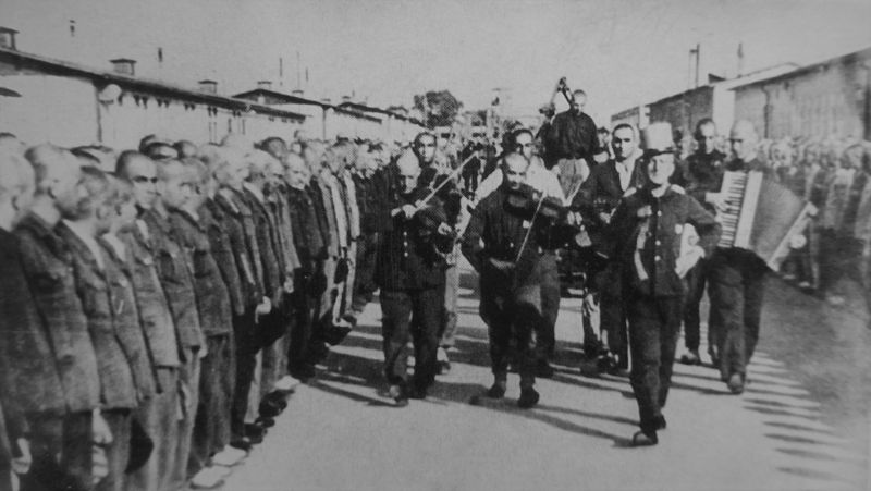 Заключенные концлагеря Маутхаузен везут узника на казнь за попытку побега. Июль 1942 г. 