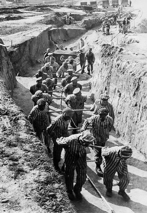 Заключенные концлагеря Маутхаузен на работах.1942 г.