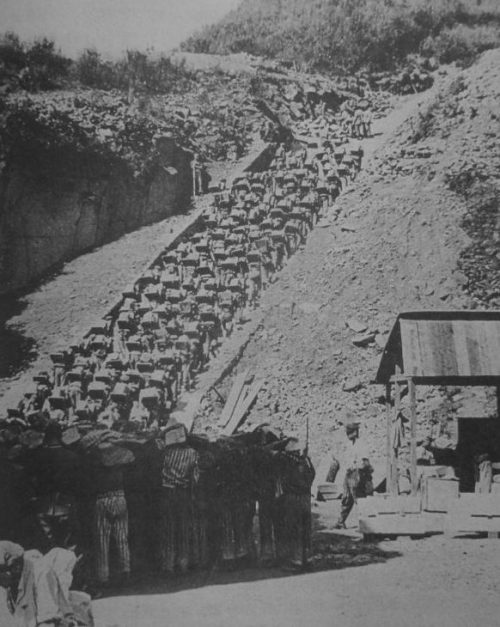 Узники концлагеря Маутхаузен несут гранитные блоки по лестнице карьера «Венская яма», так называемой «лестнице смерти». 1942 г.