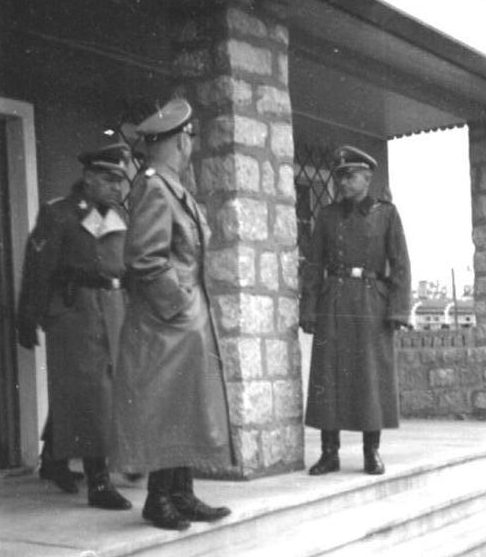 Генрих Гиммлер осматривает лагерный бордель в Маутхаузене/Гузене.1942 г.