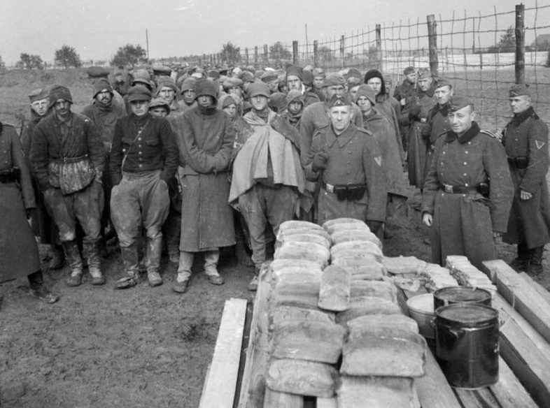 Военнопленные в очереди за едой в лагере Stalag 304 в Цайтхайне. 1942 г.