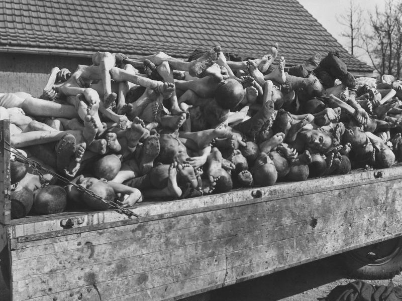 Трупы узников концентрационного лагеря Бухенвальд, приготовленные для сжигания в крематории. Апрель 1945 г.