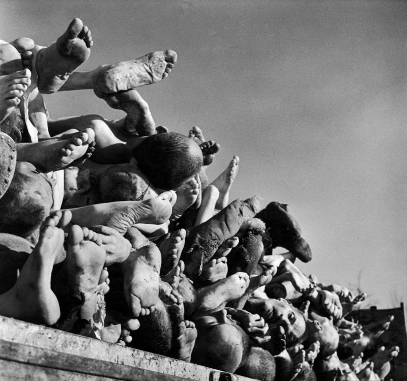 Трупы узников концентрационного лагеря Бухенвальд, приготовленные для сжигания в крематории. Апрель 1945 г.