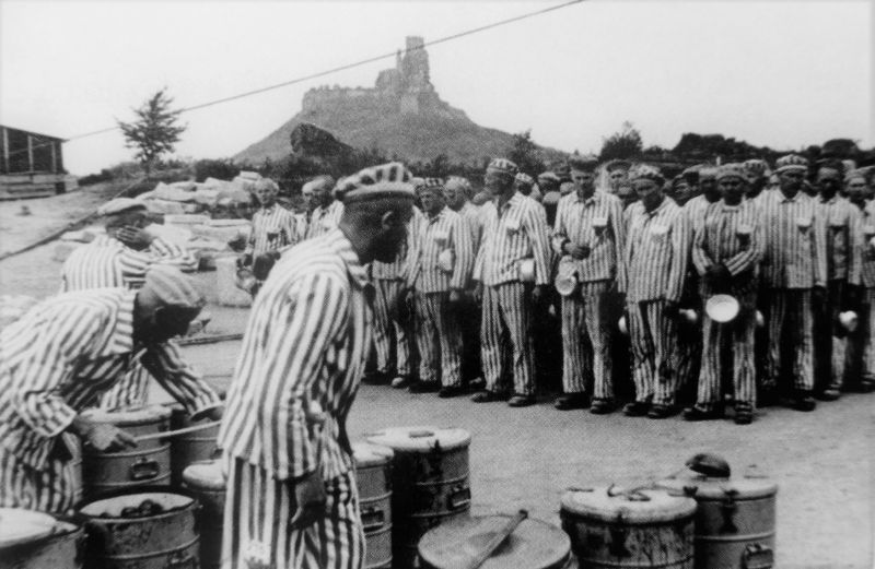 Узники концлагеря Флоссенбюрг, работающие в каменном карьере, ждут раздачи пищи. 1942 г. 