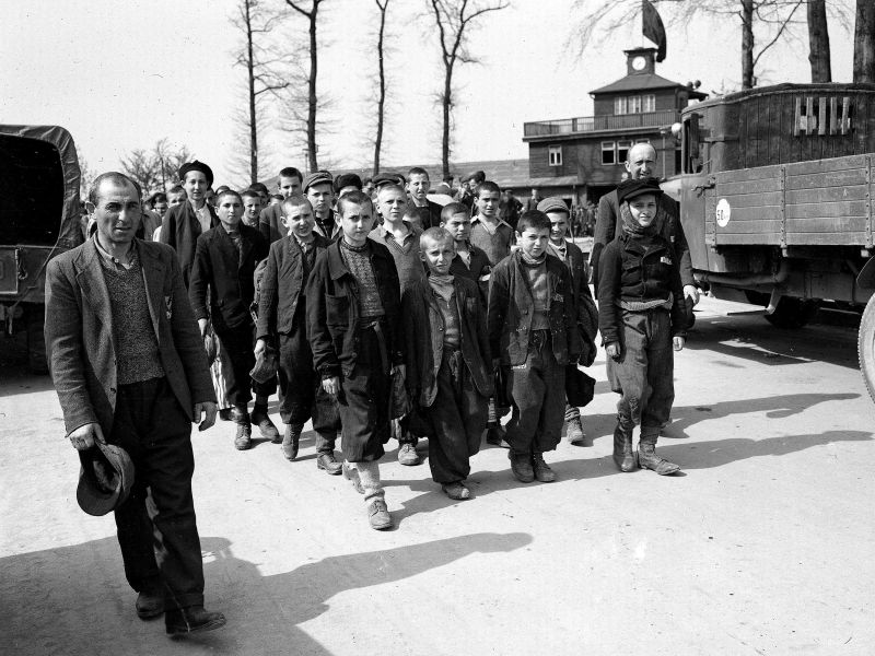 Детей, освобожденных из немецкого концлагеря Бухенвальд, ведут в больницу. Апрель1945 г. 