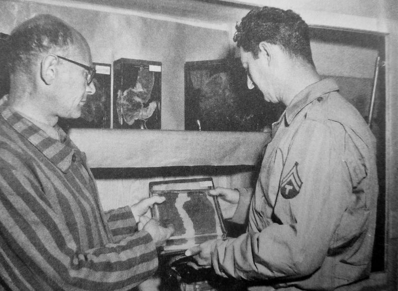 Узник концлагеря Бухенвальд показывает американцу кожу людей, убитых в концлагере. Апрель 1945 г. 