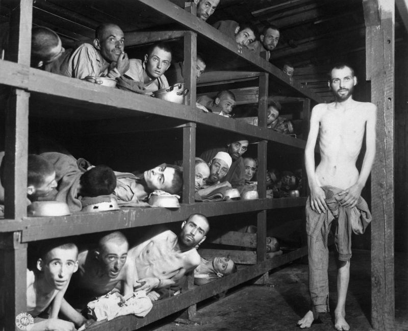 Освобожденные узники концлагеря Бухенвальд на нарах в бараке. Апрель 1945 г. 