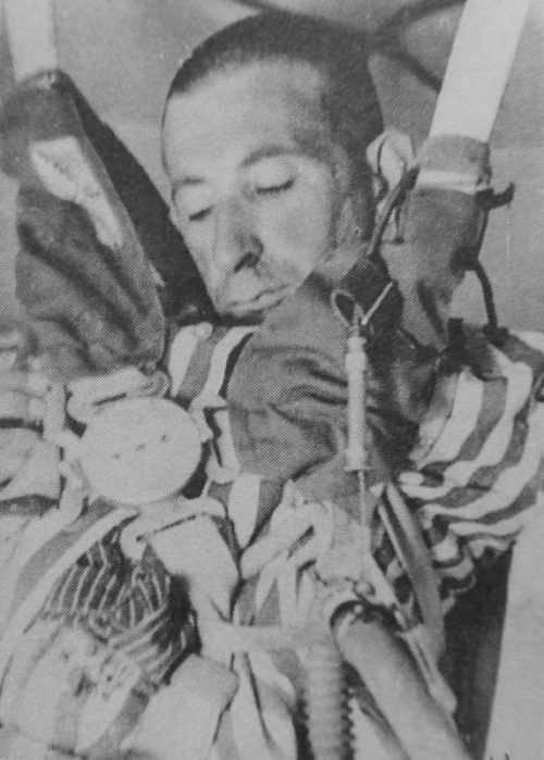 Узник концлагеря Дахау во время медицинского эксперимента по воздействию больших высот на человека. 1942 г.