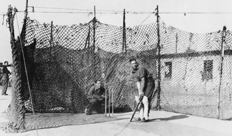 Британские заключенные немецкого лагеря Шталаг VIII-B играют в крикет. 1942 г. 