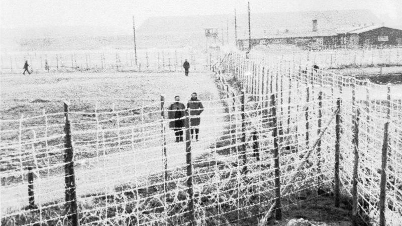 Военнопленные прогуливаются по двору концлагеря «Шталаг Люфт III». 1942 г. 