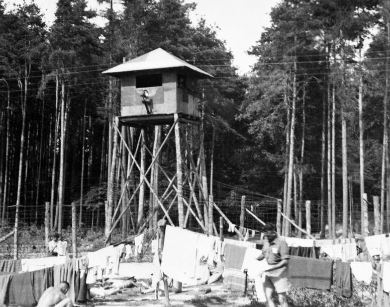 Вид на сторожевую вышку с прожектором в немецком лагере военнопленных Шталаг VIII-B. 1942 г. 