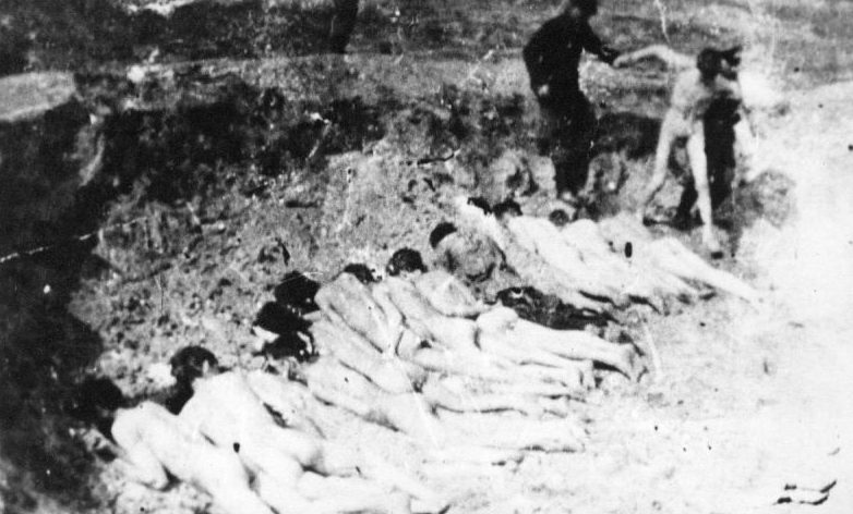 Раздетые узники концентрационного лагеря Штуттгоф перед расстрелом. 1942 г. 