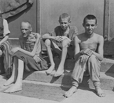 Изможденные узники концлагеря Бухенвальд. Апрель 1945 г
