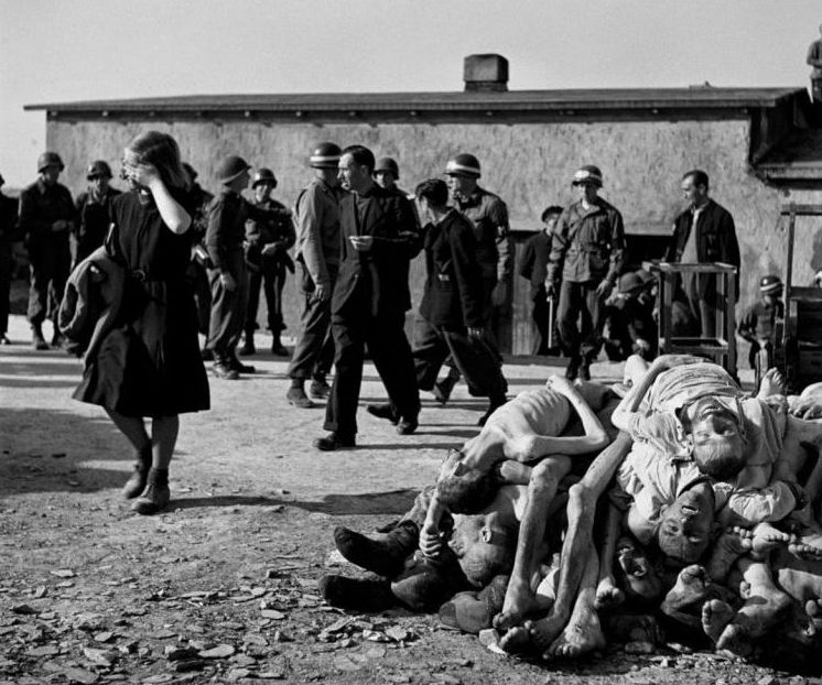 Жители Веймара на принудительной экскурсии проходят мимо тел погибших узников концлагеря Бухенвальд. Апрель 1945 г. 