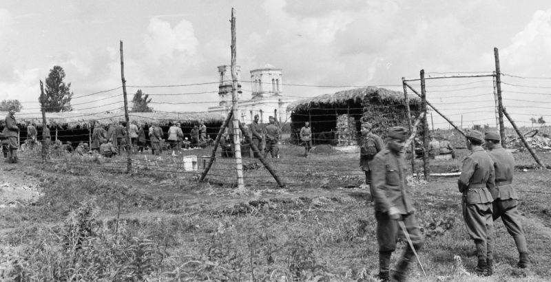 Лагерь советских военнопленных под охраной венгров на Восточном фронте. 1942 г. 