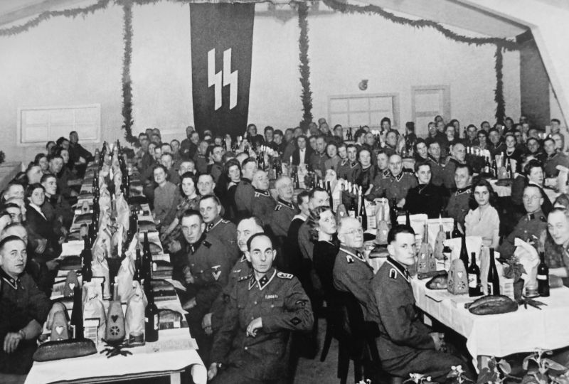 Эсэсовцы концлагеря Нойенгамме отмечают праздник Рождества. Декабрь 1943 г. 