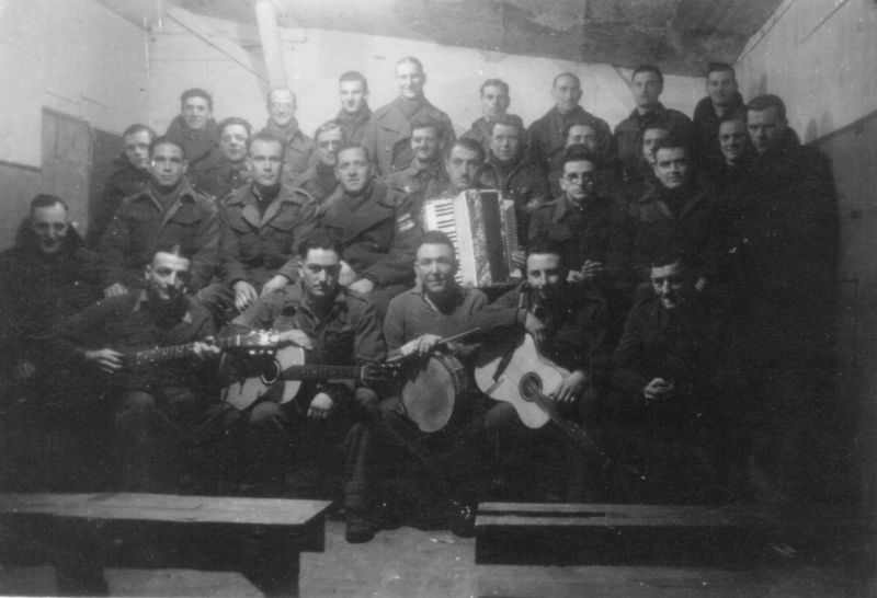 Пленные союзники в концлагере Шталаг 383 в Рождество. Декабрь 1943 г.