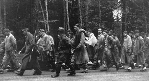 Заключенные на марше смерти. Апрель 1945 г.