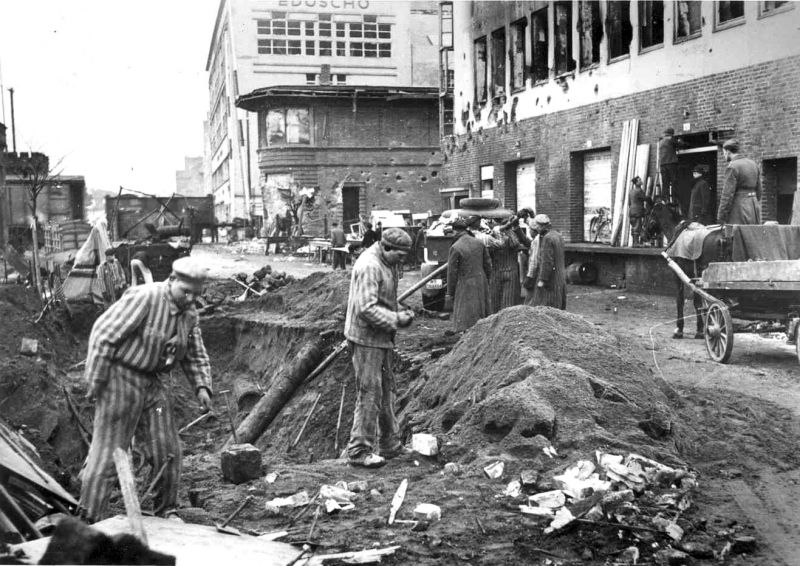 Узники из концлагеря Нойенгамме устраняют последствия бомбардировки в Бремене. 1943 г. 