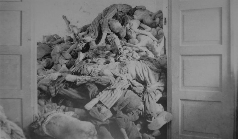 Груда трупов узников в крематории концлагеря Дахау. Апрель 1945 г. 
