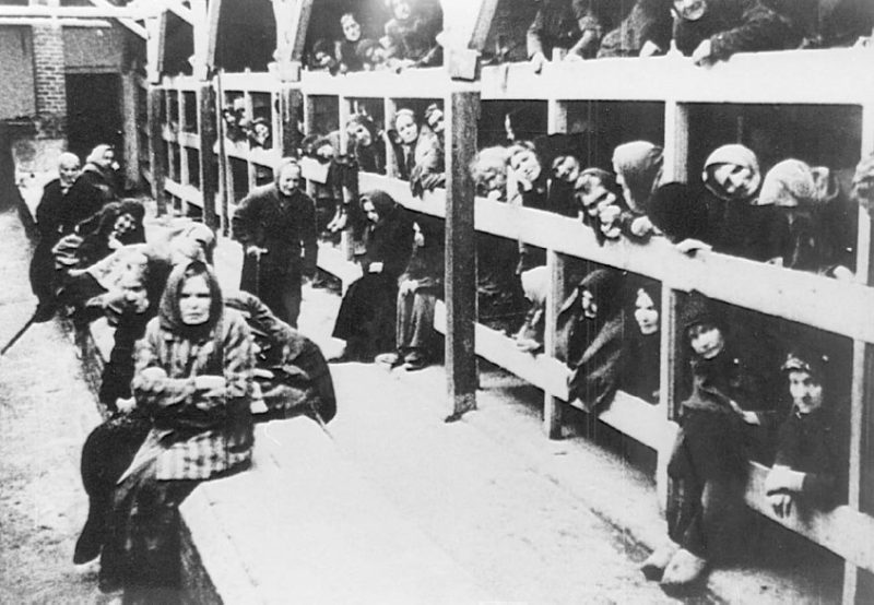 Женщины-заключенные в казармах концлагеря Освенцим-Биркенау. 1943 г.