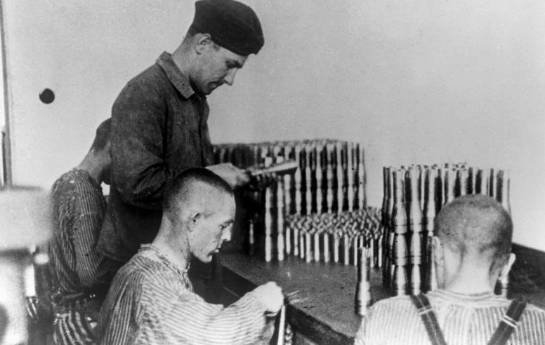 Заключенные концлагеря Дахау на производстве боеприпасов. 1943 г. 