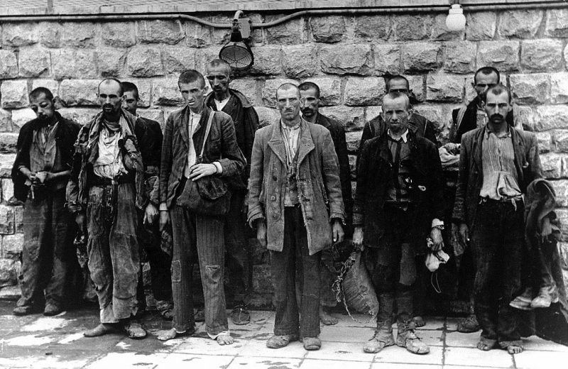 Заключенные в ожидании дезинфекции в концлагере Маутхаузене. 1943 г.