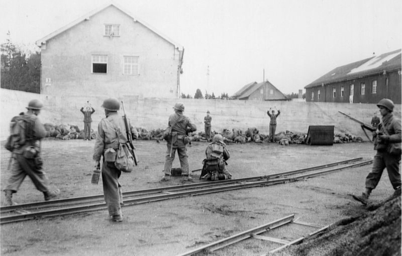Американцы расстреливают эсесовцев из охраны немецкого концлагеря Дахау. Апрель 1945 г.