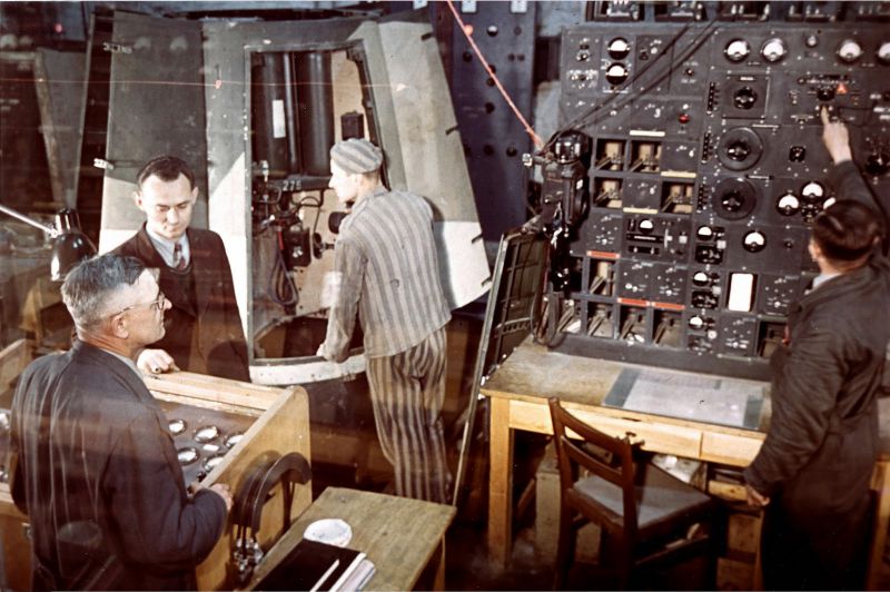 Узники концлагеря Миттельбау-Дора во время сборки ракеты «Фау-2» на подземном секретном заводе «Миттельверк». Май 1944 г. 