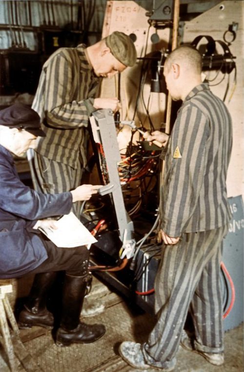 Узники концлагеря Миттельбау-Дора во время сборки ракеты «Фау-2» на подземном секретном заводе «Миттельверк». Май 1944 г.