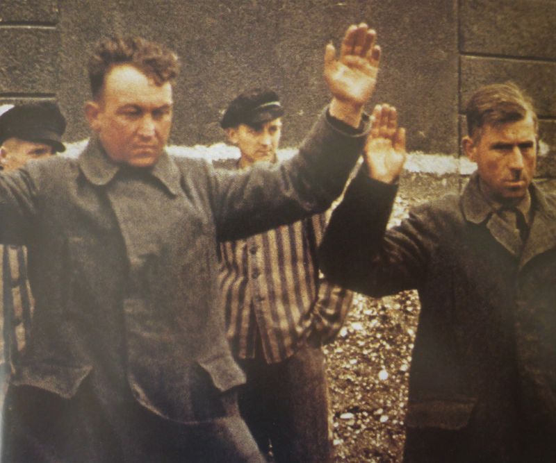 Арестованные охранники и освобожденные узники концлагеря Дахау. Апрель 1945 г. 