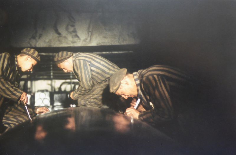 Узники концлагеря Миттельбау-Дора во время сборки ракеты «Фау-2» на подземном секретном заводе «Миттельверк». Май 1944 г. 