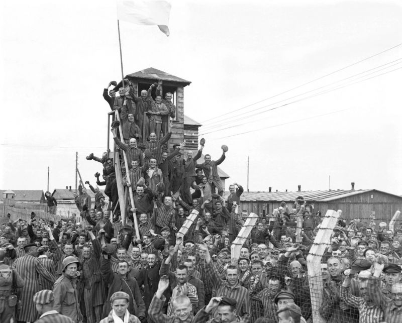 Узники концлагеря «Дахау» приветствуют освободившие лагерь американские войска. Апрель 1945 г.