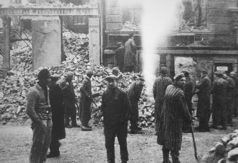 Узники из концлагеря Бухенвальда расчищают улицы в Кельне после бомбардировки британских ВВС. Май 1944 г. 
