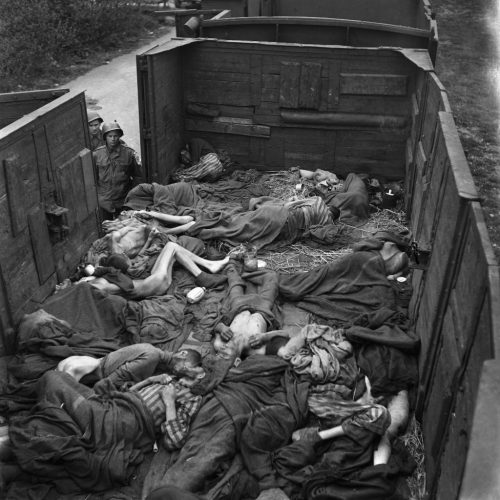 Американцы у вагона с телами погибших узников концлагеря Дахау. Апрель 1945 г.