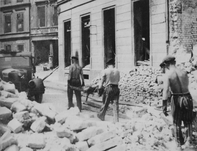 Узники из концлагеря Бухенвальда расчищают улицы в Кельне после бомбардировки британских ВВС. Май 1944 г. 