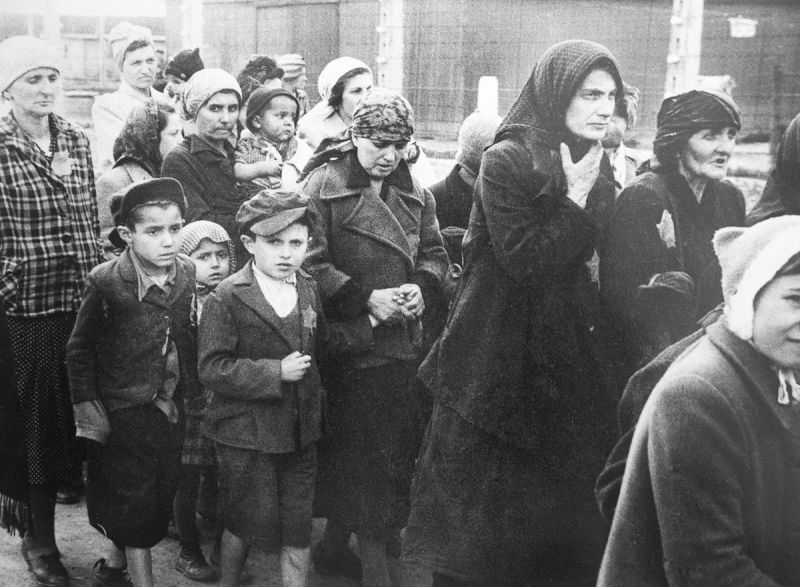 Евреи, привезенные из Венгрии в концлагерь Освенцим. Май 1944 г. 
