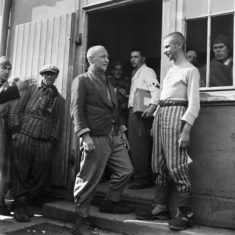 Освобожденные польские заключенные концлагеря Дахау. Май 1945 г.