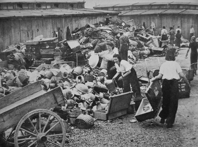 Сортировка вещей евреев, доставленных в концлагерь Освенцим. Май 1944 г. 