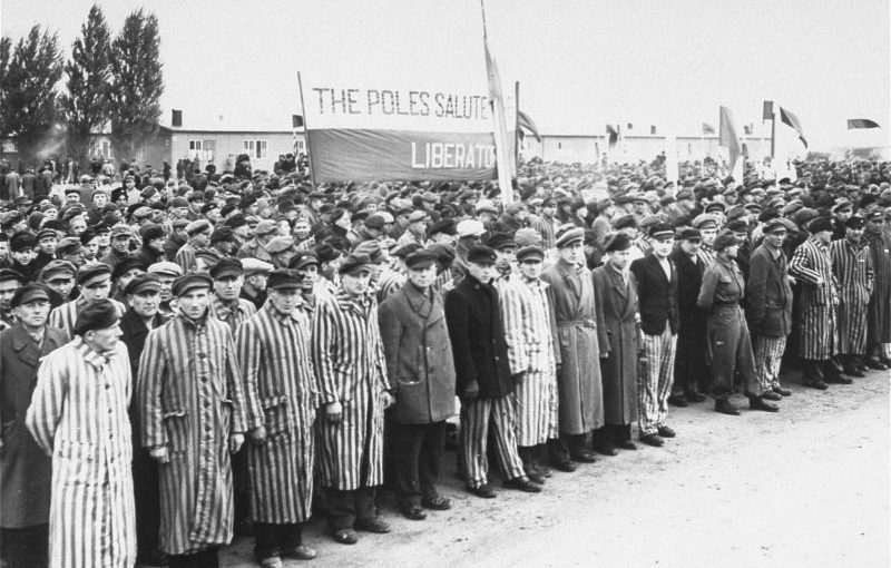 Освобожденные узники концлагеря Дахау на митинге памяти погибших товарищей. Май 1945 г. 
