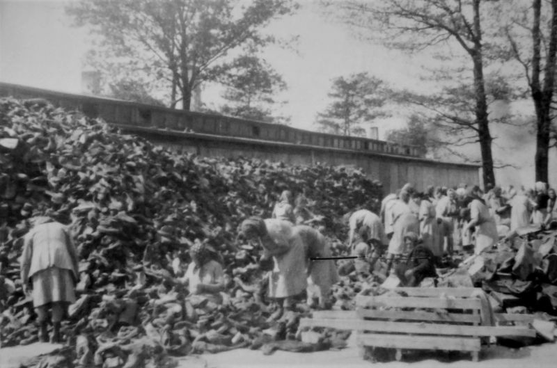 Узницы концлагеря Освенцим сортируют обувь венгерских евреев. Май 1944 г. 