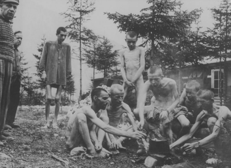 Истощенные узники концлагеря Эбензее варят еду после освобождения. Май 1945 г.