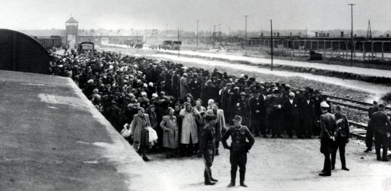 Венгерские евреи на разгрузочной площадке концлагеря. Освенцим, июнь 1944 г. 