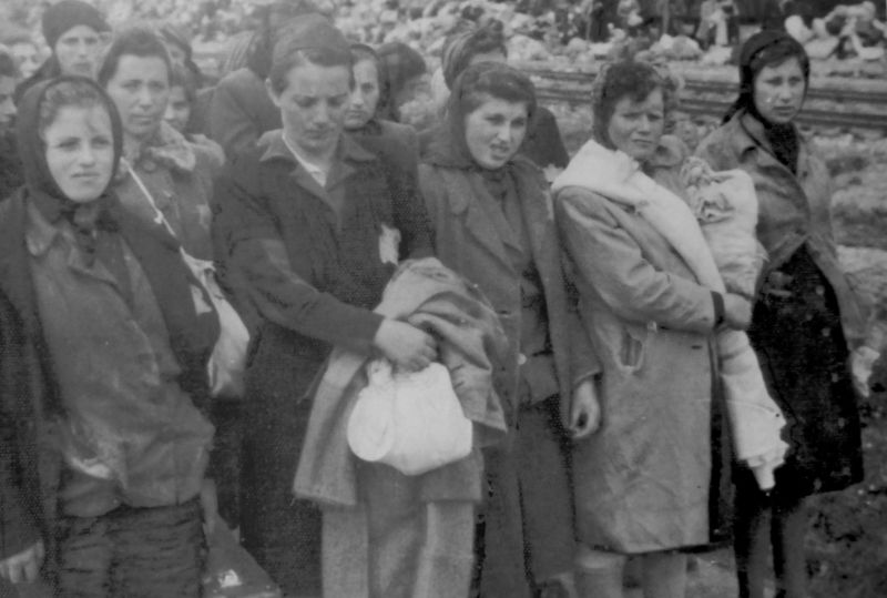 Венгерские евреи на разгрузочной площадке концлагеря. Освенцим, июнь 1944 г. 