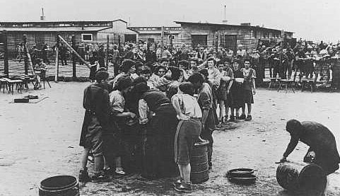 Узники освобожденного концлагеря Маутхаузена в очереди за получением супа. Май 1945 г. 