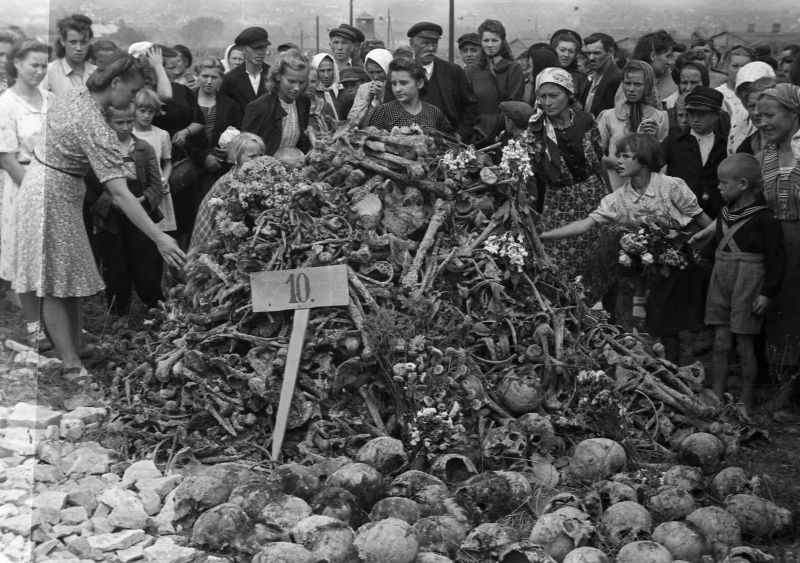 Жители Польши возлагают цветы к останкам заключенных в концлагере Майданек. Август 1944 г. 