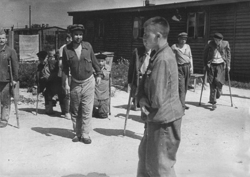 Советские военнопленные-инвалиды, освобожденные из концлагеря Майданек. Июль 1944 г. 