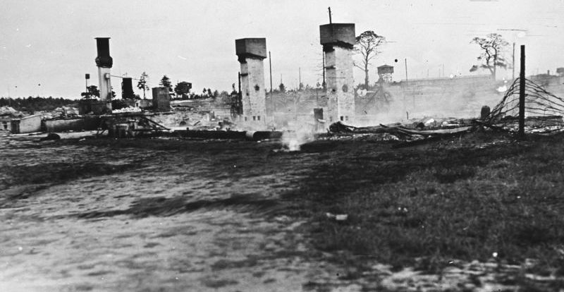 Территория концлагеря Берген-Бельзен сожженная британцами в ходе дезинфекции местности. Май 1945 г. 