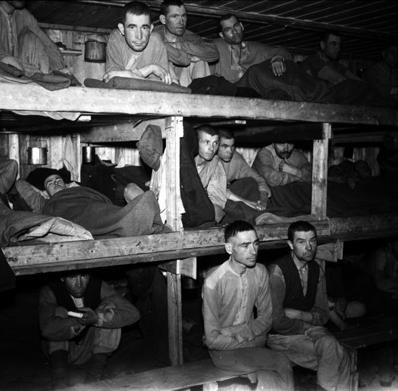 Советские военнопленные в бараке концлагеря Салтфьеллет в Норвегии. Май 1945 г.