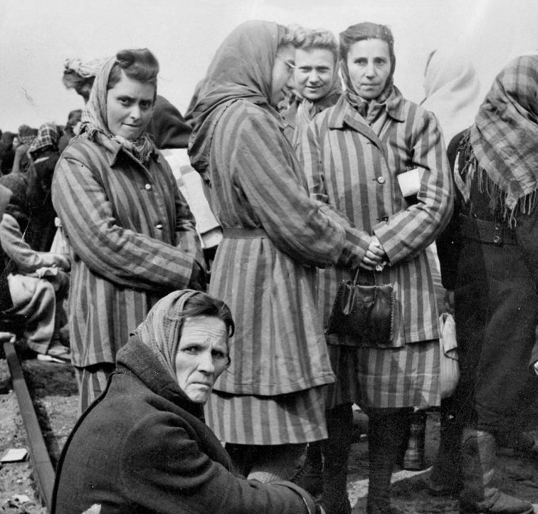 Женщины, освобожденные из концлагеря Равенсбрюк. Май 1945 г. 
